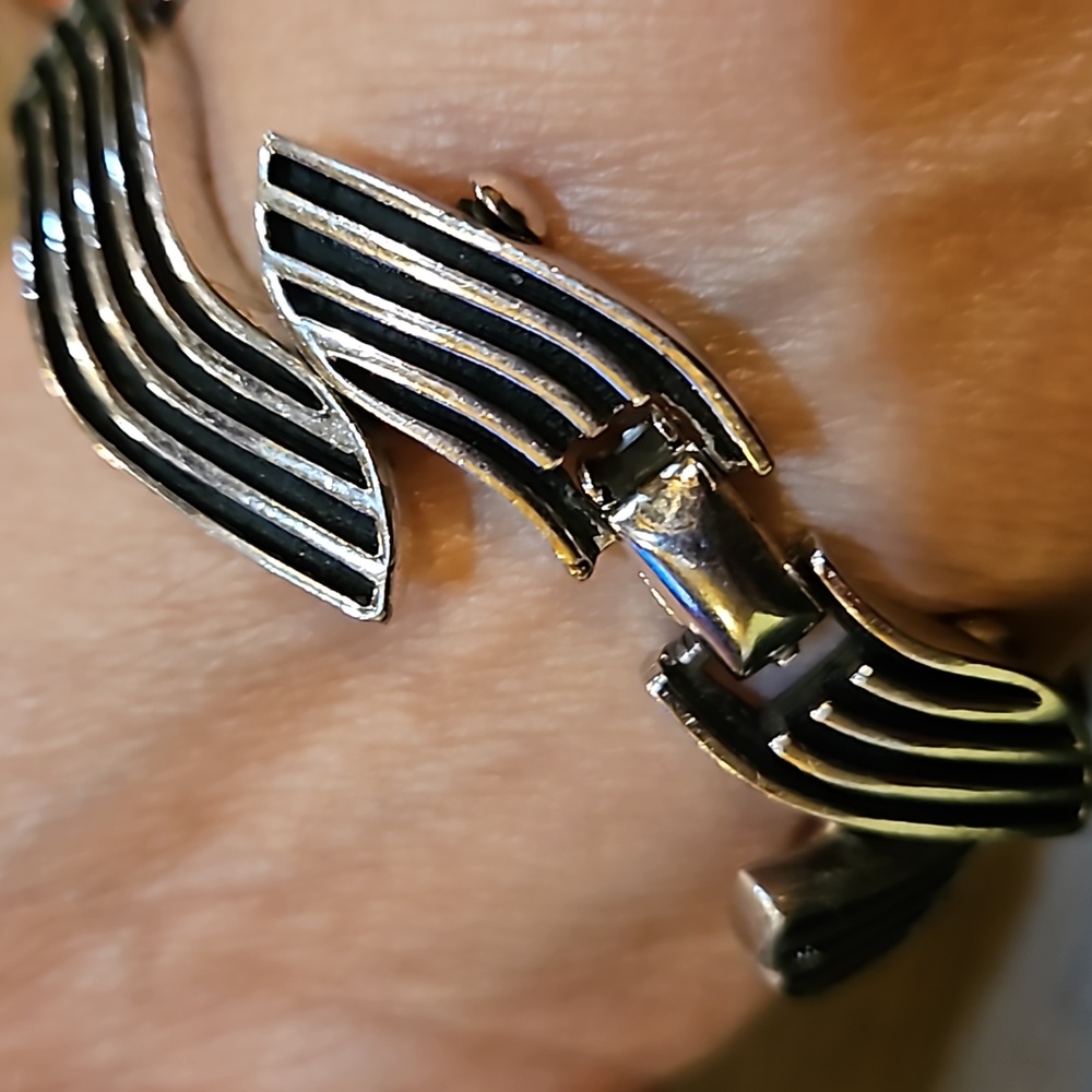 VINTAGE WAVY‎ SILVER TONED MODERN BRACELET - Picture 6 of 8